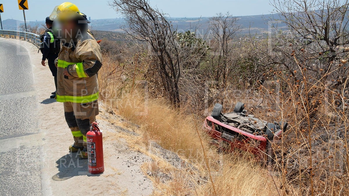 Vuelcan mujeres en la León-San Felipe; los árboles evitaron que cayeran al barranco