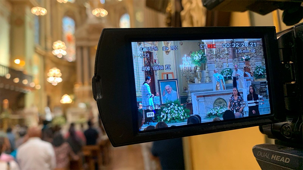 Artista leonés pintó cuadro del Papa Francisco que se exhibió en la Catedral Metropolitana