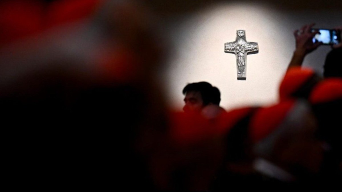 Acuden miles a tumba sencilla del Papa y a misa de luto