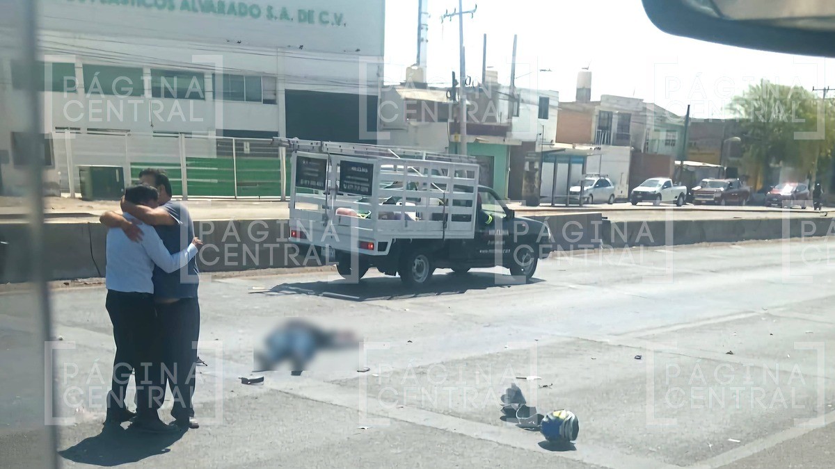 Mujer intentaba cruzar la carretera pero la atropellan, queda en medio de la León-Silao