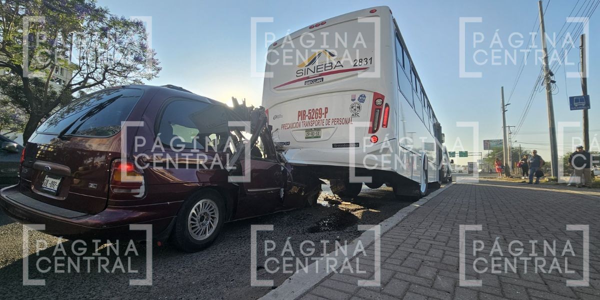 VIDEO Aparatoso accidente: Conductor quedó debajo de autobús al no alcanzar a frenar