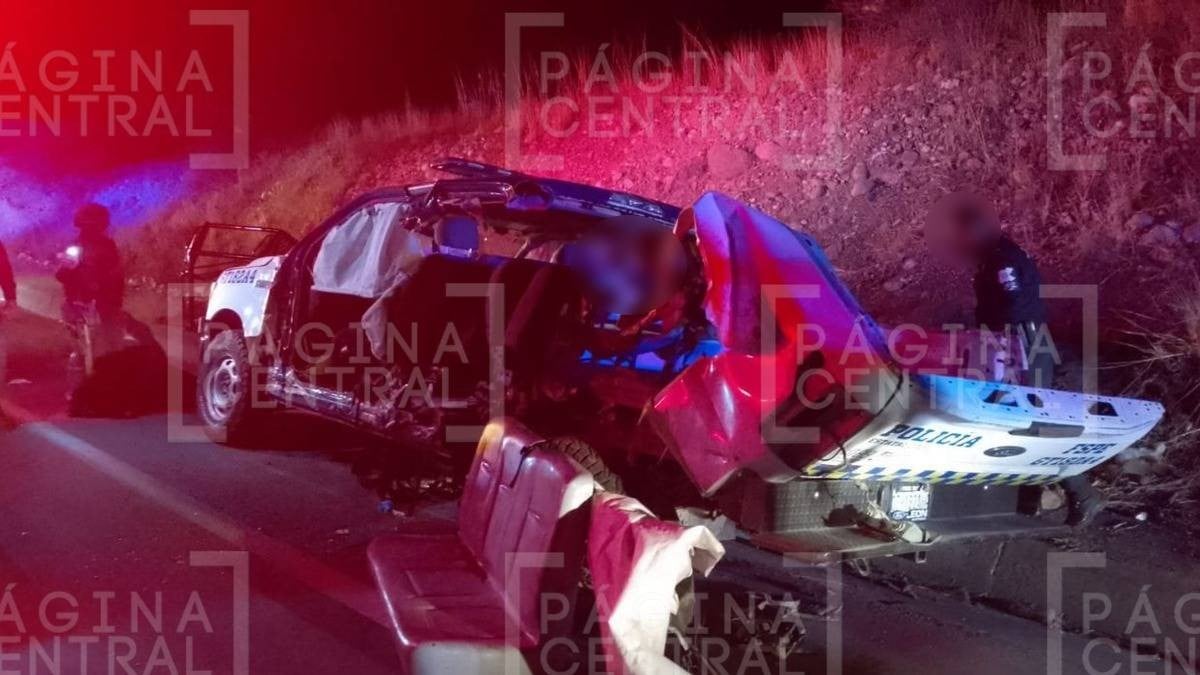 Tráiler vuelca tras chocar contra patrulla; hay un policía muerto