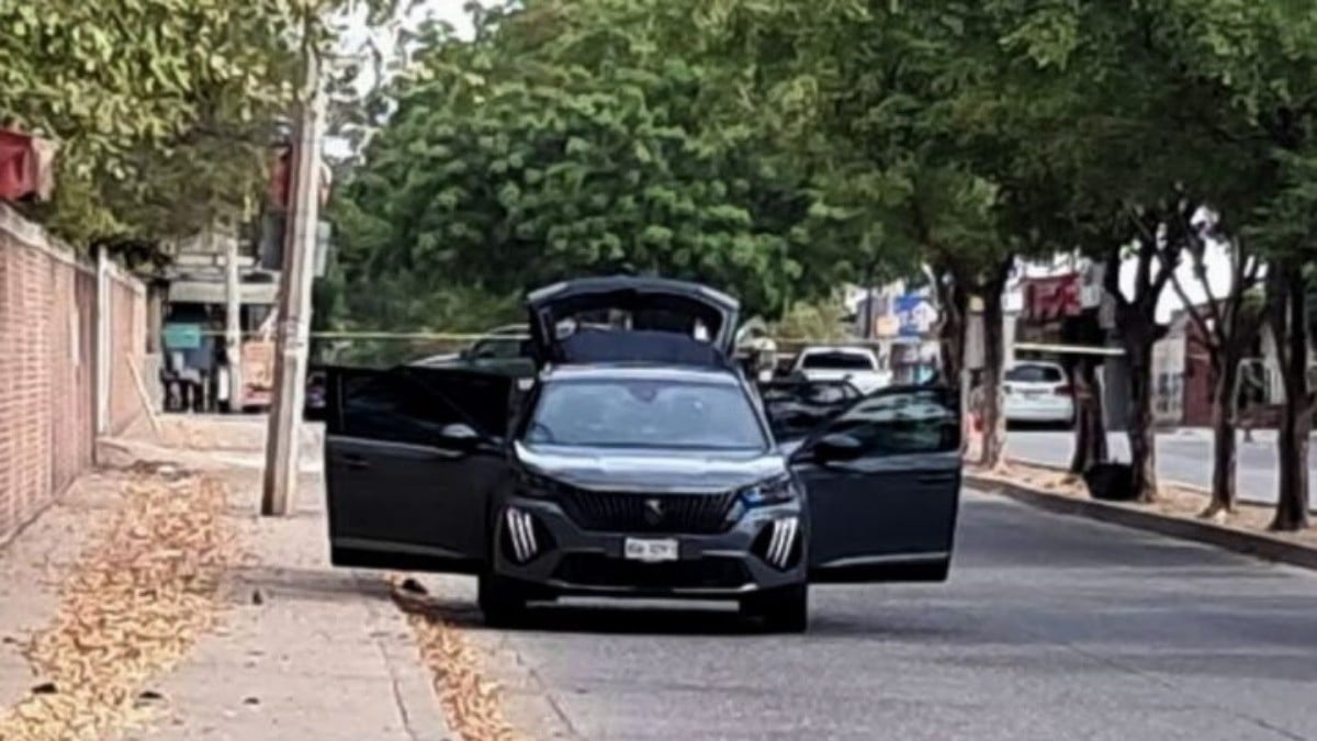 Camioneta con explosivos lleva cinco días afuera de escuela, impide el regreso a clases