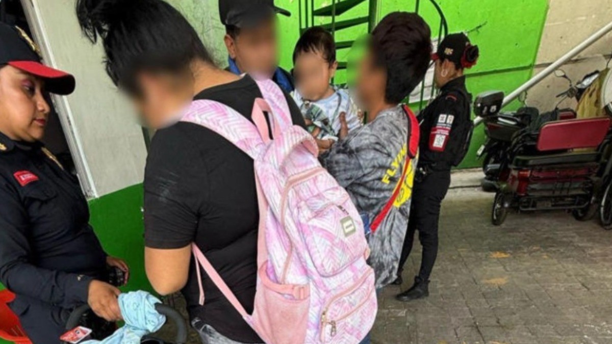 Niño y su hermano de 8 meses viajaban solos en el transporte y esto pasó