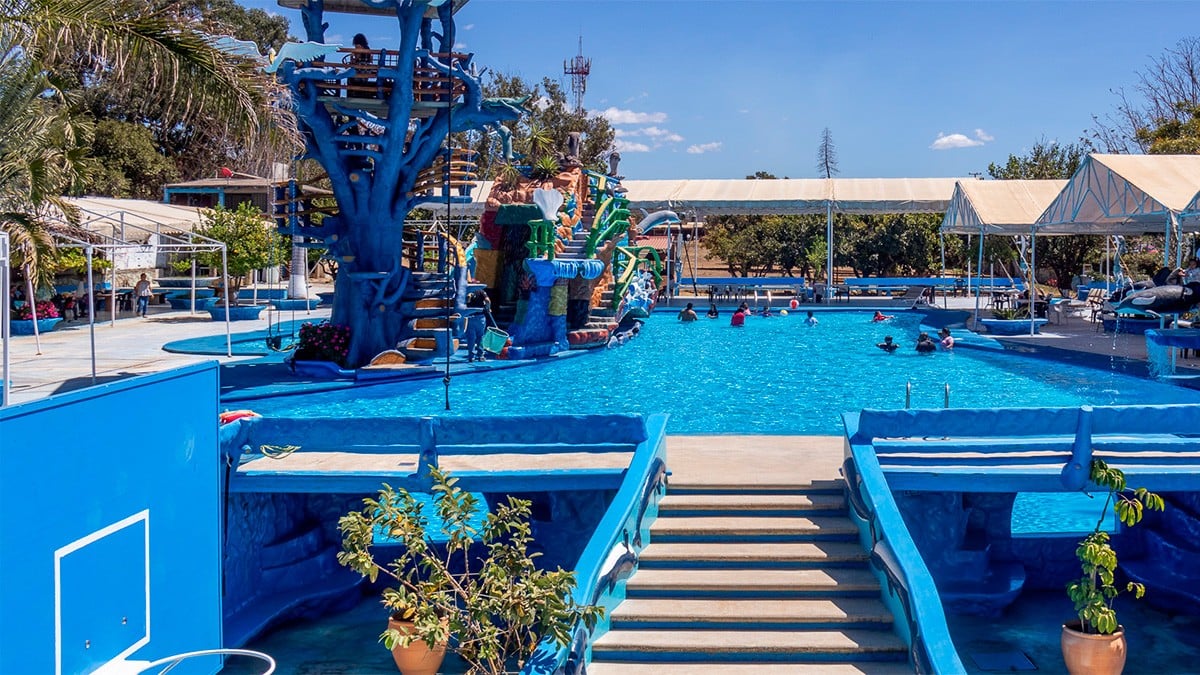 Niña muere ahogada tras lanzarse de tobogán en parque acuático; mamá no vio que se lanzó