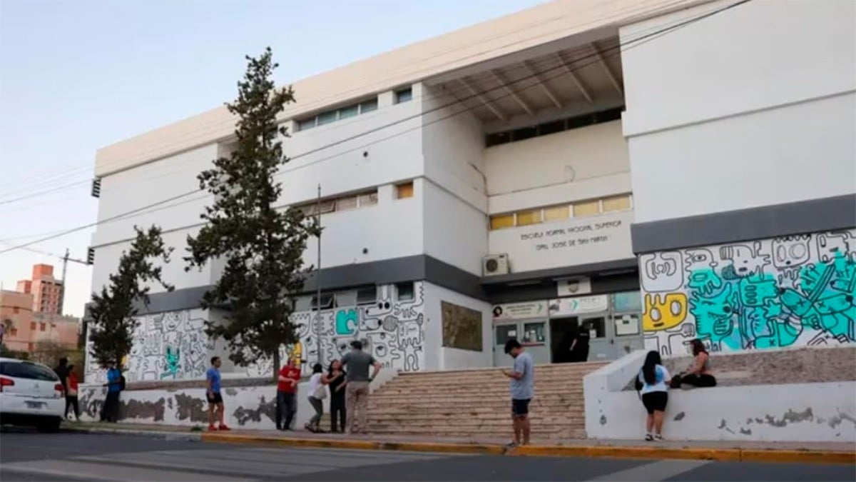 VIDEO Regañan a su hija en la primaria; mamá va a la escuela y golpea a la directora