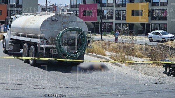 “Pobre muchacho, está ahí tirado” Motociclista muere arroIIado por pipa
