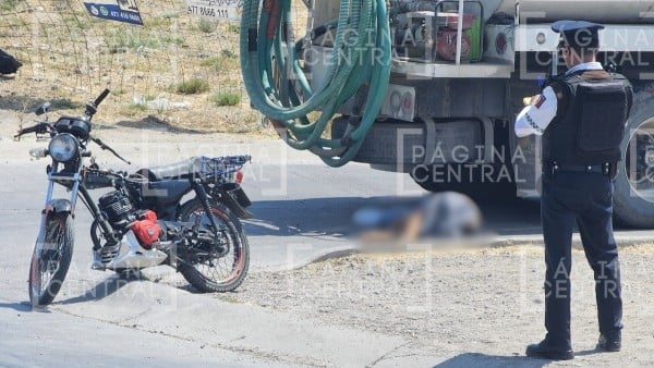 “Es el chavo que reparte en la carnicería“ Identifican a joven muerto al atropellarlo una pipa