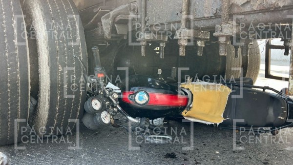 ¡De película! Camión se zafa de grúa y motociclista se avienta para salvar su vida