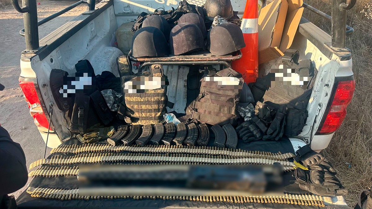 Evaden retén de la FSPE, huyen y abandonan camioneta cargada con un arsenal