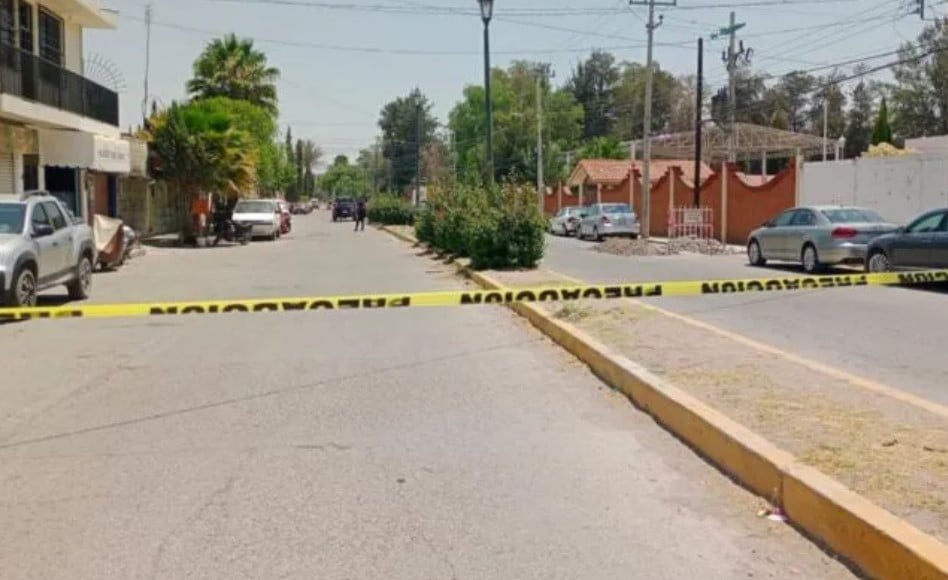 ¡Terror en lonchería! Sicarios entran a negocio y atacan a mujeres; una muere