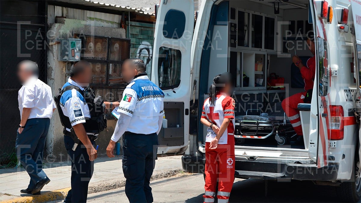 Da vuelta prohibida y choca contra dos motociclistas: uno es policía y el otro repartidor