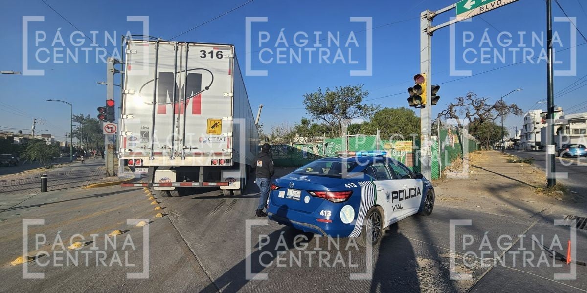 VIDEO ¡Bulevar completamente cerrado! Se desprende caja de tractocamión al dar vuelta