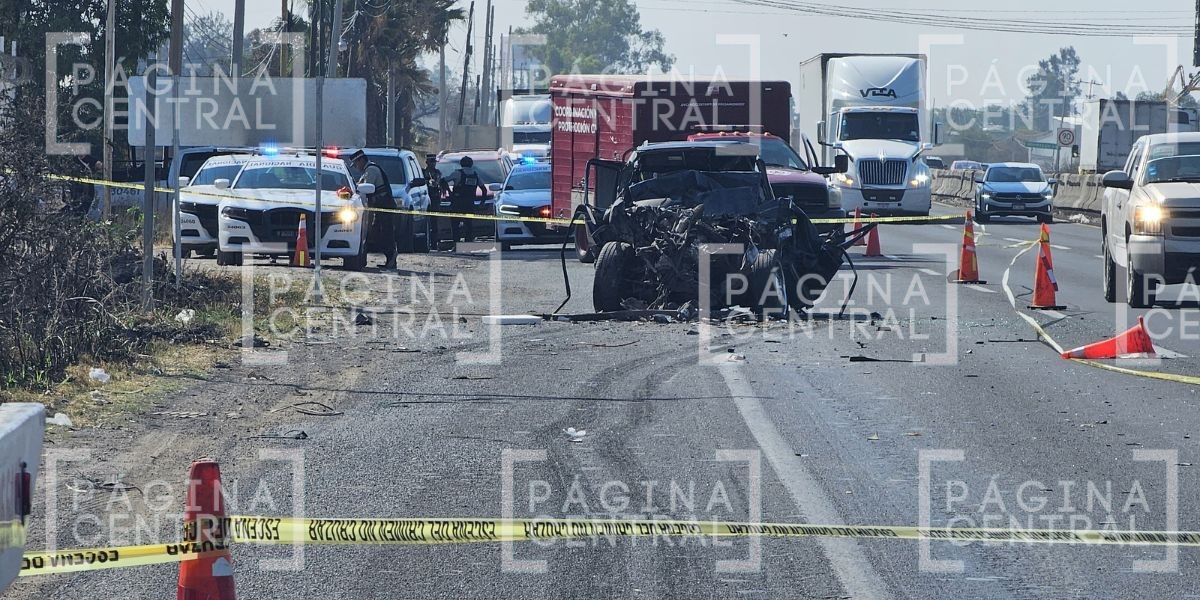 VIDEO Quedó prensado: Muere conductor de auto tras chocar con la parte trasera de tráiler