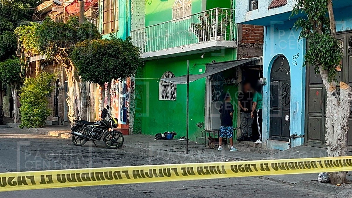 Estaban sentados en la banqueta platicando cuando sujetos en motocicleta les dispararon