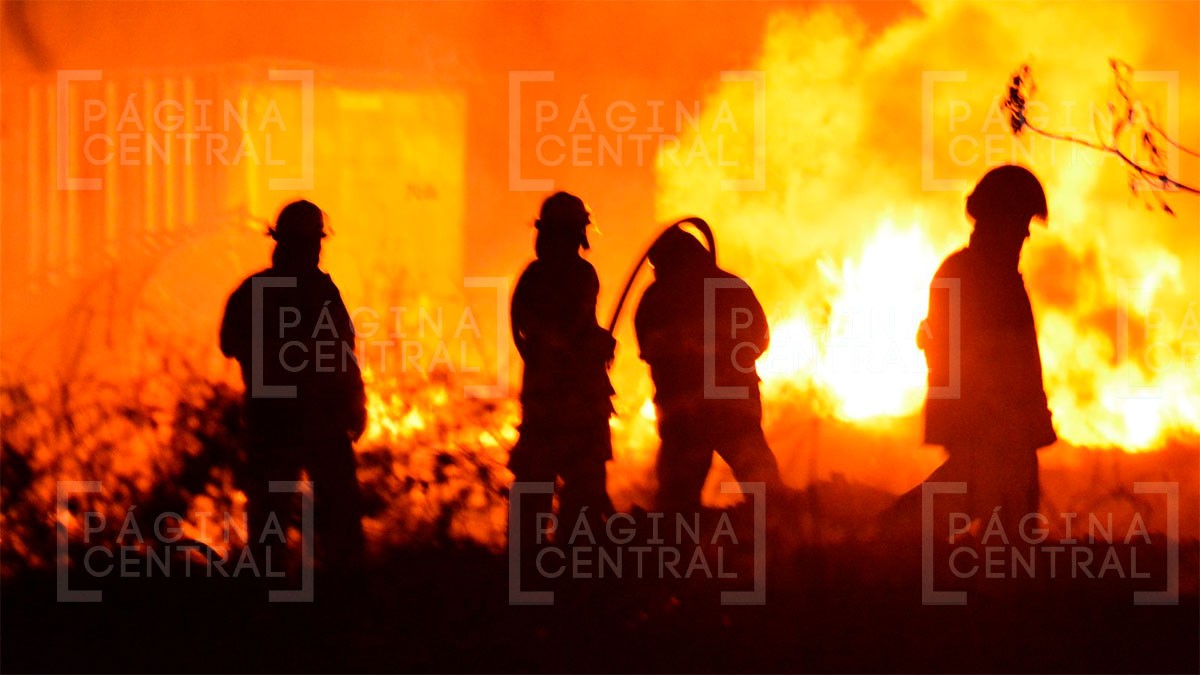 Tardan 4 horas en controlar incendio de pastizal que alcanzó materiales reciclables