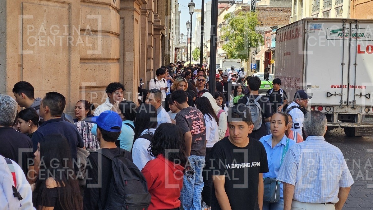 ¡Están dañados del amor! Fans de Iván Cornejo forman largas filas por boletos en el teatro