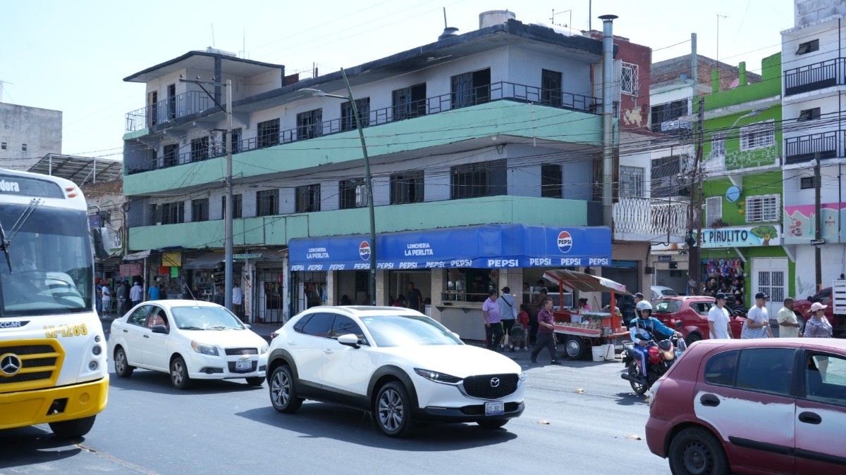 Sigue la 'limpia' en la Miguel Alemán; sacan toneladas de basura del edificio verde