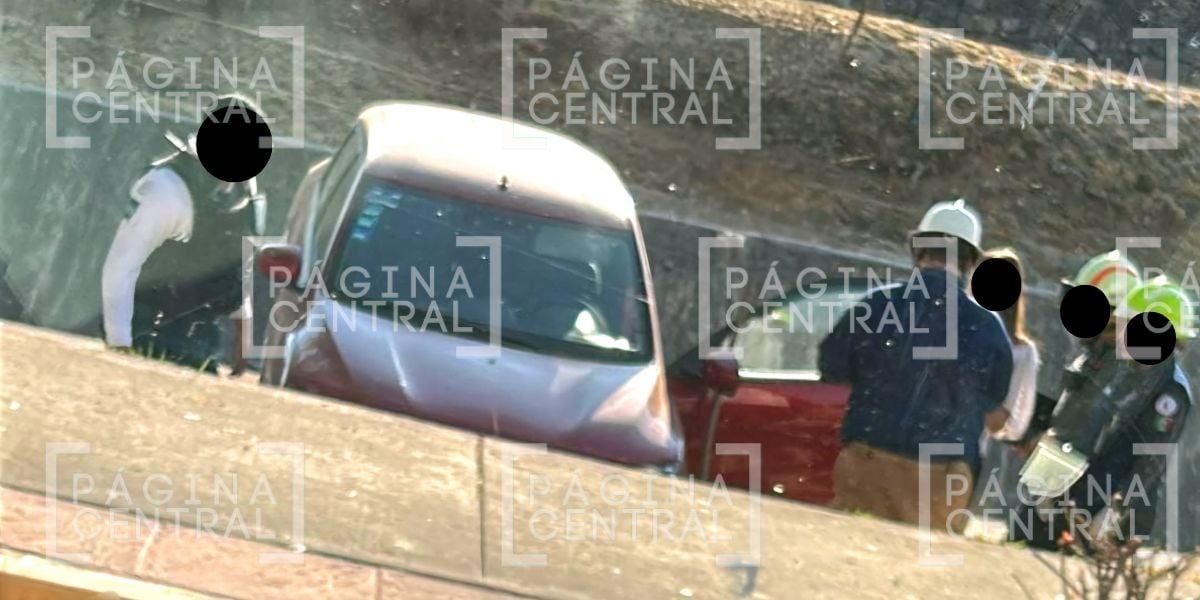 Terminó al fondo del Malecón: Conductora pierde control de su auto y sufre accidente