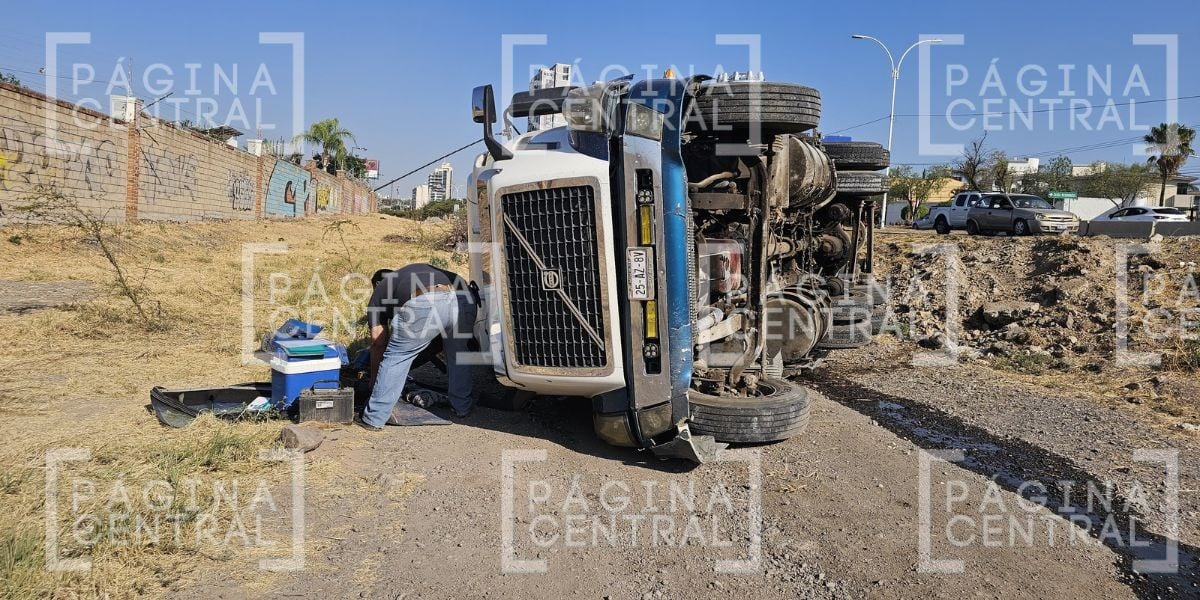 VIDEO ¡Aparatoso accidente! Conductor de camión pierde el control y termina volcado