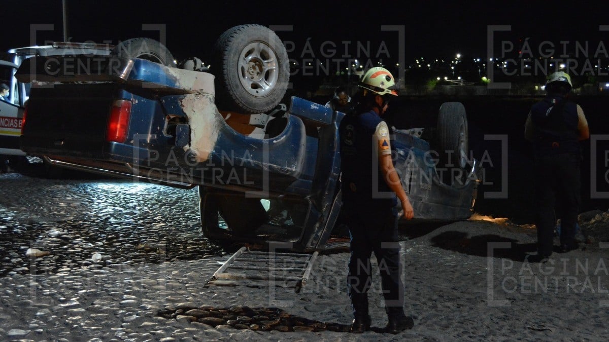 ¡Llantas arriba! Hombre ebrio conducía su camioneta, pero pierde control y resulta herido