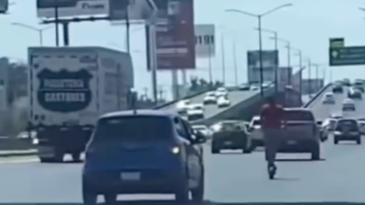 VIDEO Joven en patín eléctrico desafía al tráfico en peligrosa vialidad de León