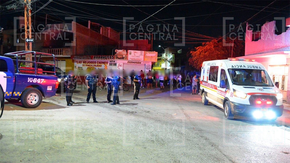 Riña campal deja a un baleado; vecinos lo auxilian hasta la llegada de los paramédicos