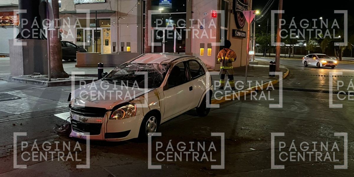 VIDEO ¡Aparatoso accidente! Conductor de Chevy pierde el control y termina volcando