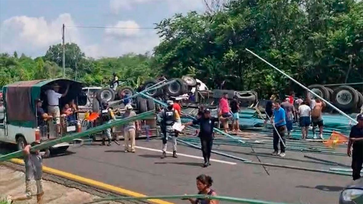 VIDEOS Pobladores saquean tráiler accidentado; los productos aparecen en venta por internet