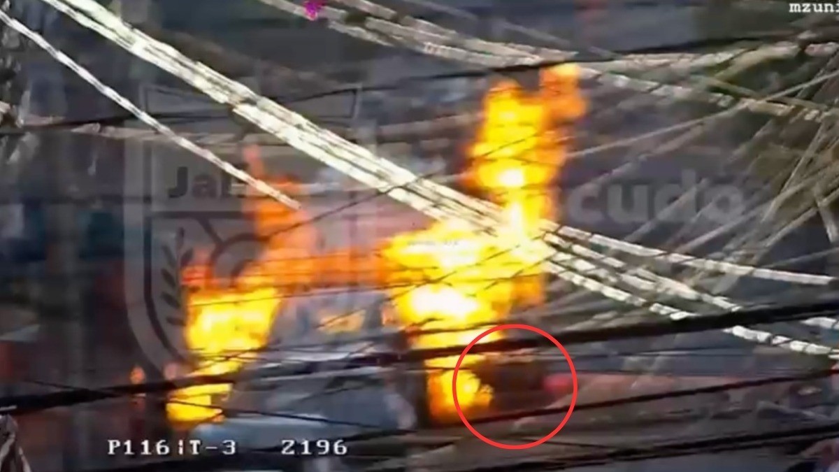 Captan momento en el que hombre sale del fuego y se arrastra para vivir luego de explosión