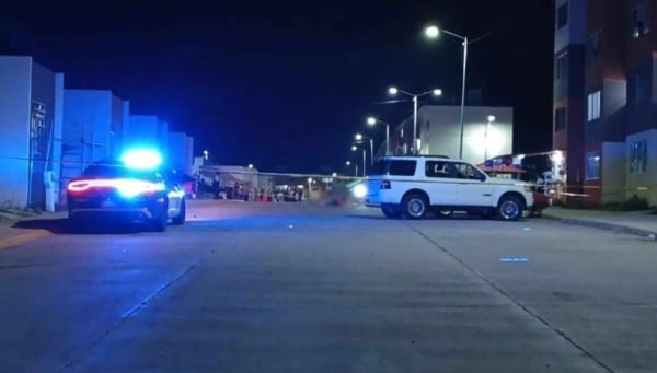 Murió en sus brazos: Mamá y su bebé son embestidos por auto