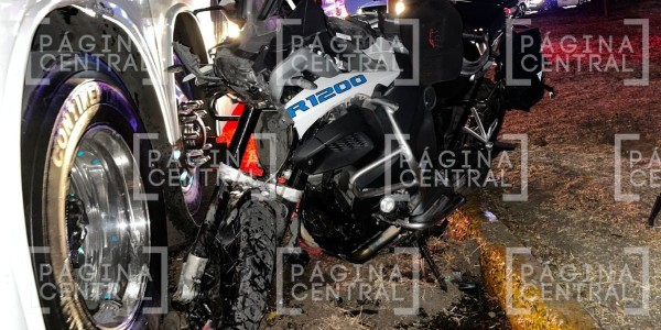 No alcanzó a frenar: Motociclista se estrella contra la parte trasera de camión 