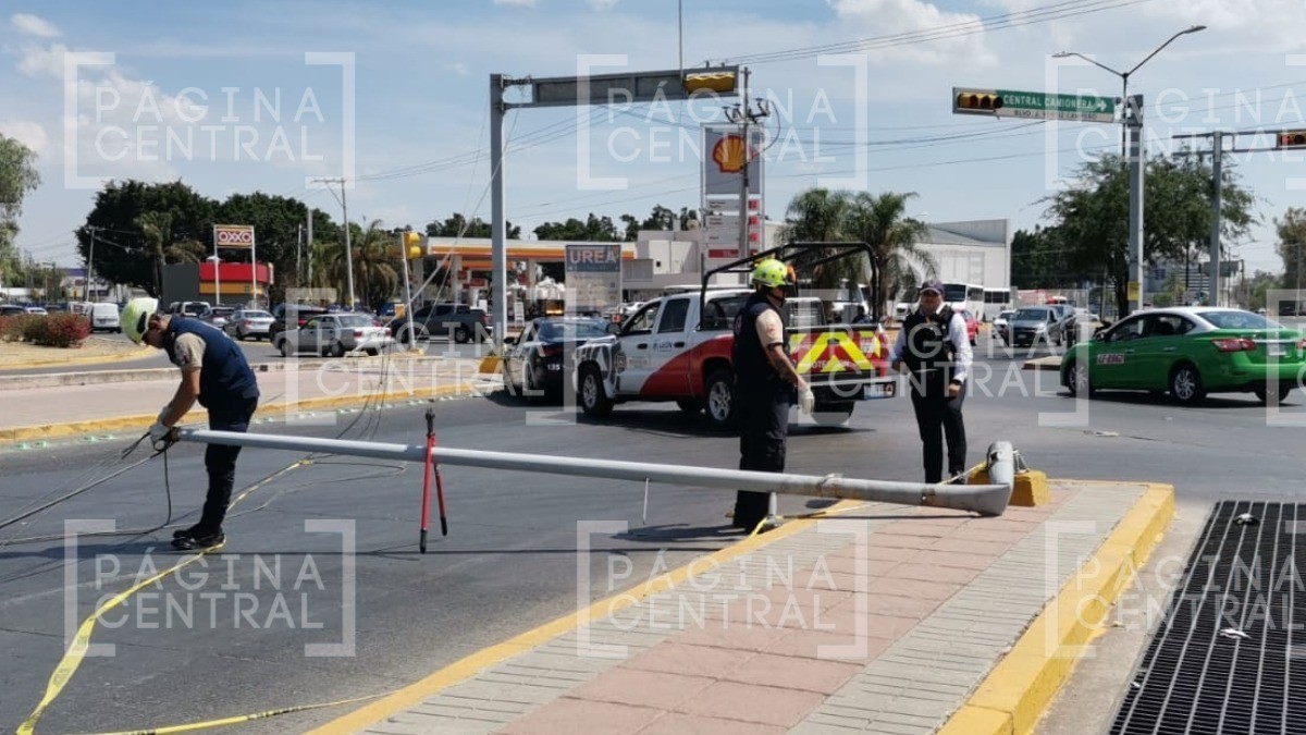 ¡Fuera abajo! Conductor de tráiler da mal una vuelta y derrumba poste sobre el Morelos