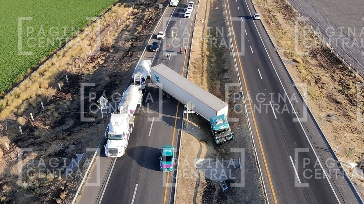 ¡Por falla! Chofer pierde control de tráiler, choca con anuncios y bloquea esta carretera