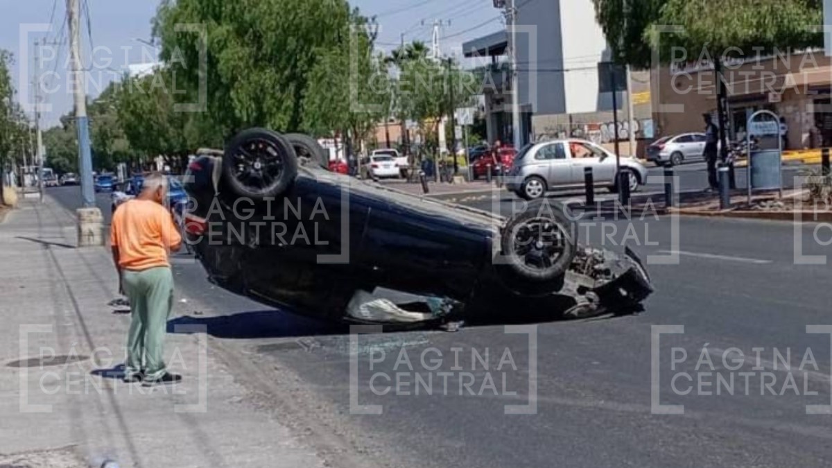 ¡Llantas arriba! Choque causa volcadura en bulevar, testigos ayudan a salir a conductor