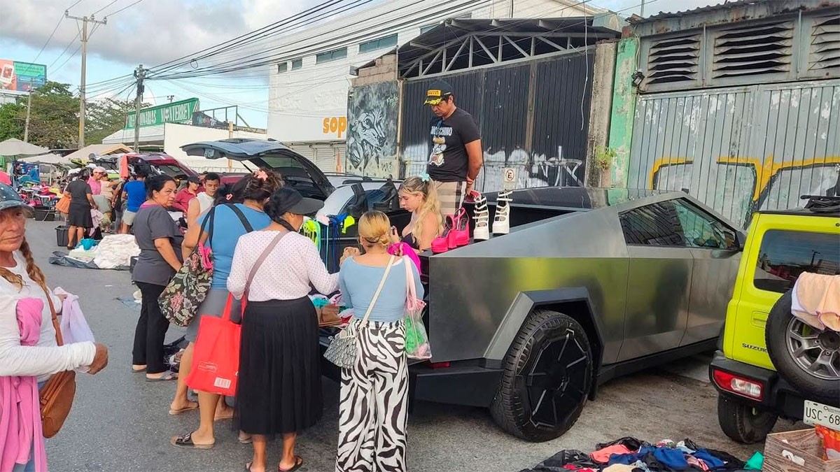VIDEO Captan a influencer vendiendo ropa y utilizando su Cybertruck como puesto en tianguis
