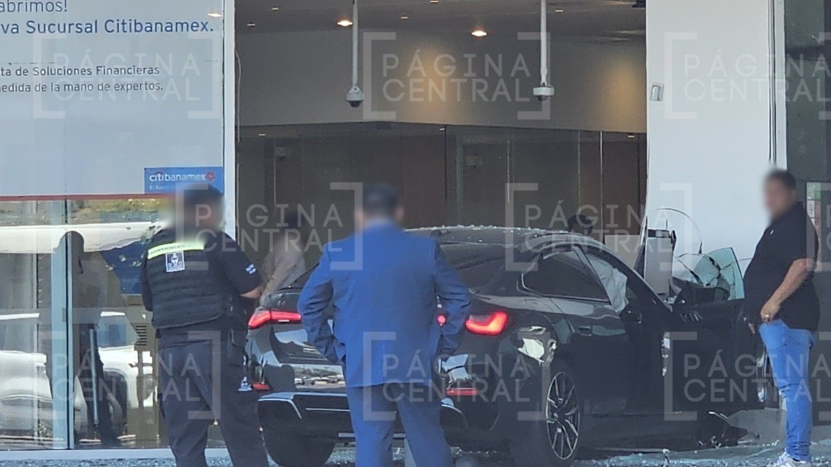 ¡Hasta 'la cocina'! Conductora confunde pedales de auto y se mete a banco en plaza