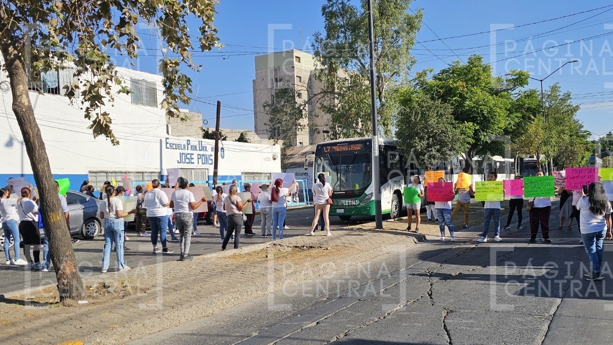 “¡No nos cierren!” Papás bloquean bulevar Carranza en protesta por cierre de escuela