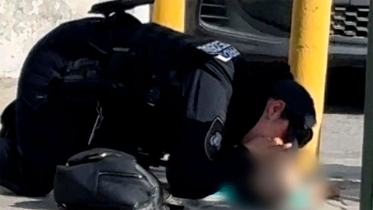 VIDEO Mujer policía salva a un bebé que estaba a punto de morir afuera del IMSS