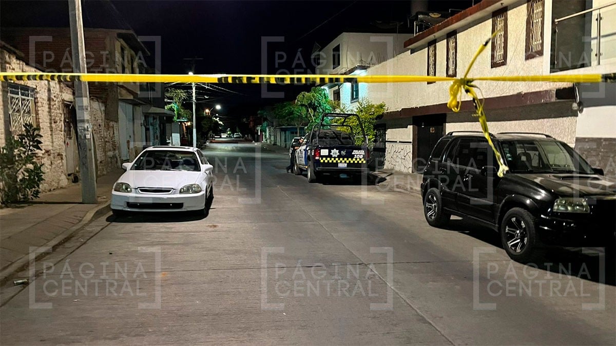 Joven de 18 años es atacado a balazos por sujeto que lo venía siguiendo en un carro