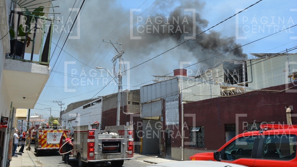 ¡Fuegoooo! Arde fábrica de suelas y calzado, adentro hay peligrosos químicos