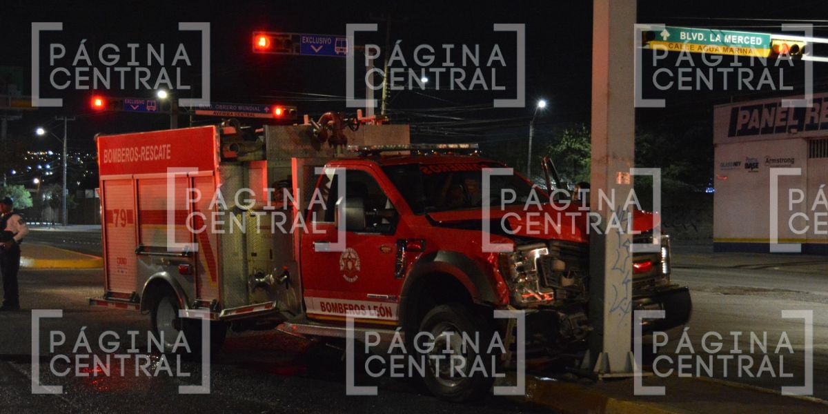 VIDEO Aparatoso accidente: Bomberos iban a incendio y los choca camioneta