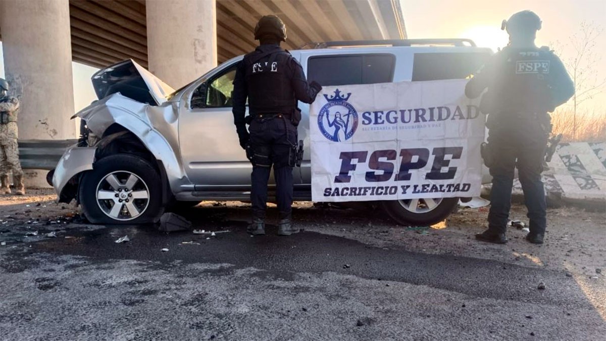 Intentan huir de la FSPE en camioneta, chocan y los detienen con armamento de alto poder