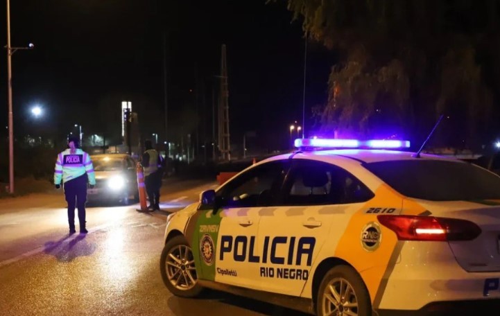 Mamá avienta a su pequeña hija debajo de un camión, así terminó todo