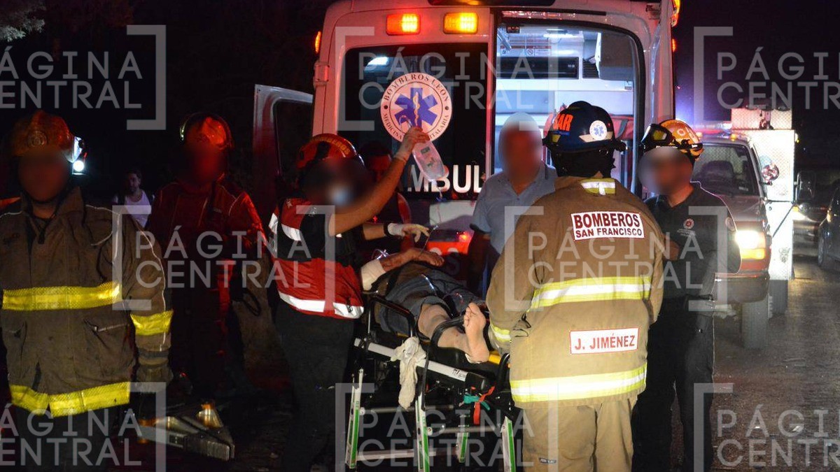 ¡Impacto brutal! Padres sacan a hijos en brazos de auto accidentado en la León - Cuerámaro