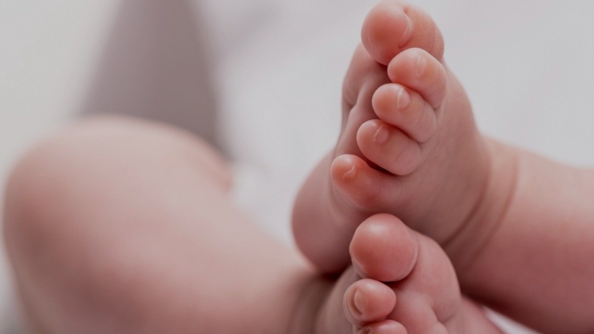 Adolescente de 13 años da a luz el Día de las Madres ¡en estación del transporte público!