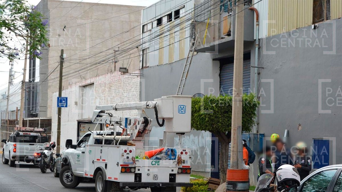 Trabajador de la CFE recibe descarga eléctrica mientras manipulaba un transformador 