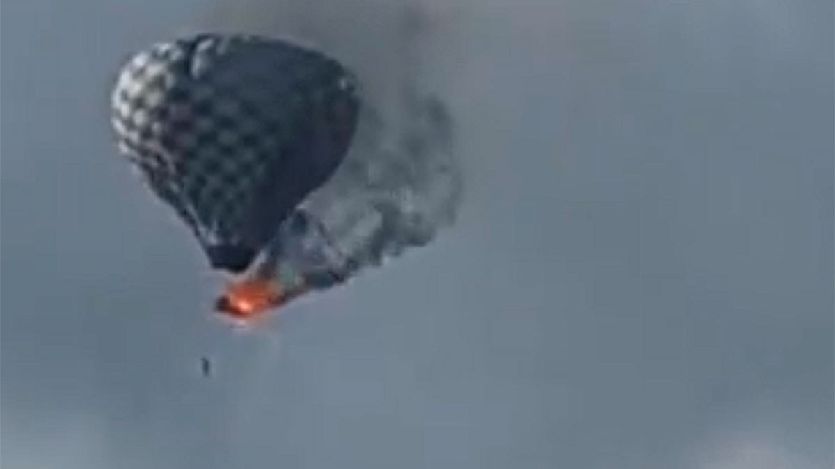 VIDEO Captan a persona colgando de la cuerda de globo aerostático en llamas, esto le pasó