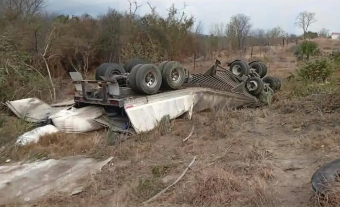 Fue aplastado: Adulto mayor que realizaba rapiña tras accidente muere al caerle tráiler