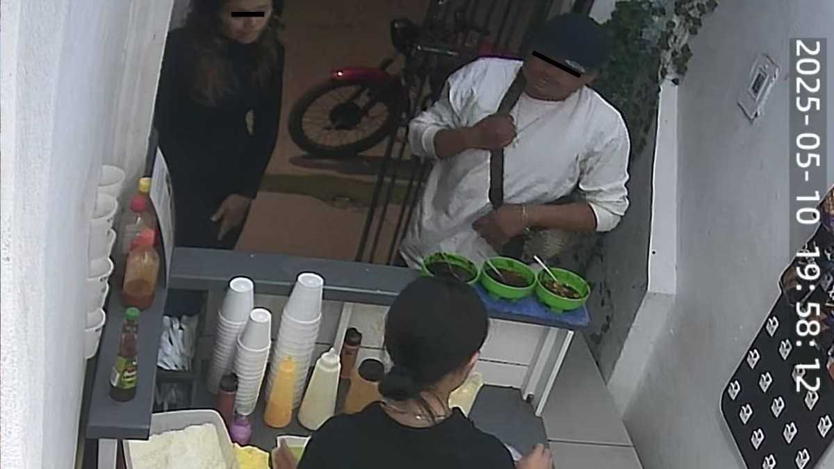 Mujer finge ser clienta y asalta con un cuchillo a encargada de negocio de elotes en León